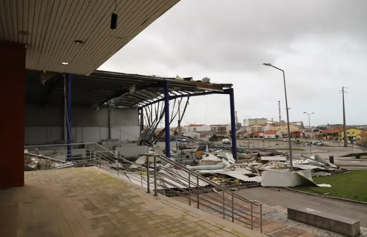 Exemplo de infraestrutura destruída pelo mau tempo